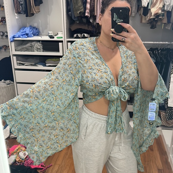 Bell sleeved crop - Picture 2 of 2